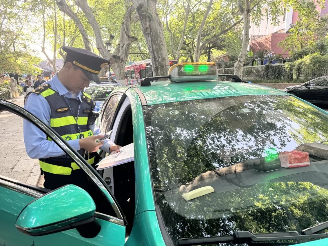 暖心执法！3名年轻人为何专程送上锦旗？背后故事让人感动  第3张