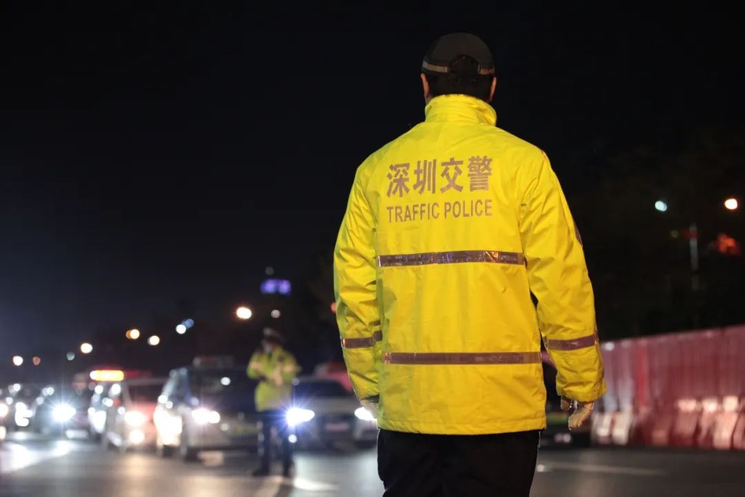 平凡英雄的温情守护！交警化身摆渡人，危急时刻挺身而出，你被感动了吗？  第4张