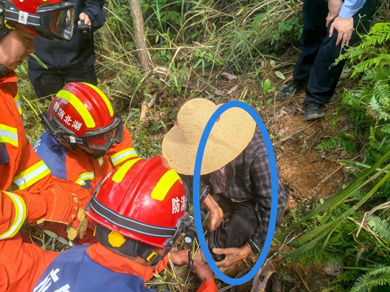 七旬老人深山遇险！消防员如何1小时生死救援？  第1张