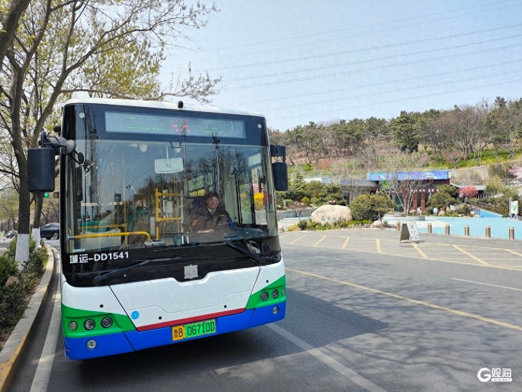 青岛公交推出春季登山主题车厢，配备登山杖和路线图！你准备好开启浮山浪漫之旅了吗？