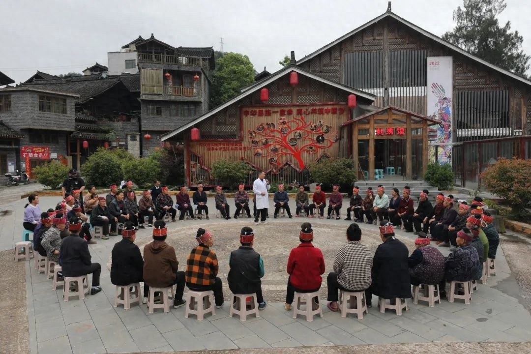 医生下乡义诊，村民健康无忧！最后一公里医疗惠民，你感受到了吗？  第1张