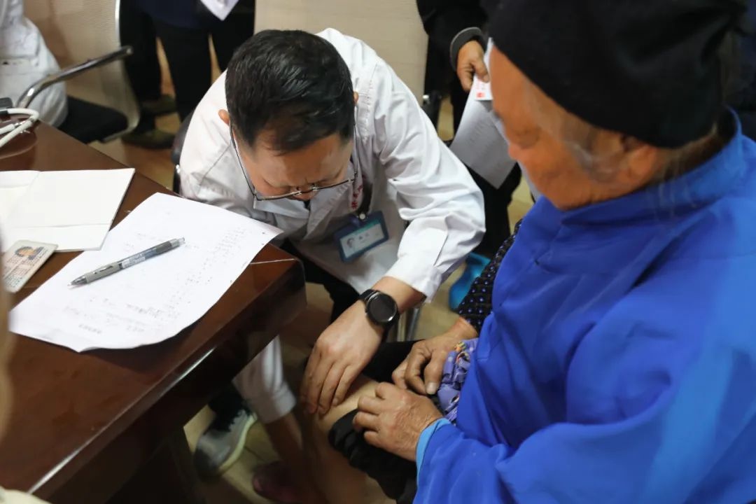 医生下乡义诊，村民健康无忧！最后一公里医疗惠民，你感受到了吗？  第6张