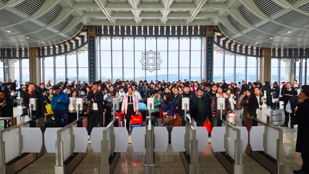 池黄高铁开通一周年，运送旅客300万！皖南山区迎来怎样的巨变？  第7张