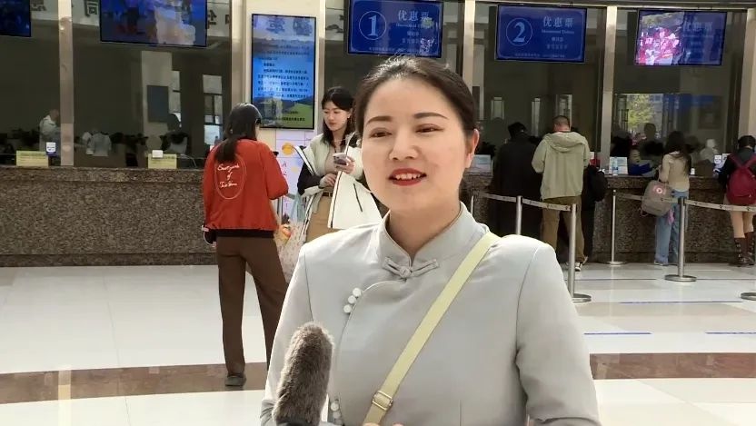 沙漠中的守护天使！鸣沙山月牙泉讲解员为何让游客感动落泪？  第4张