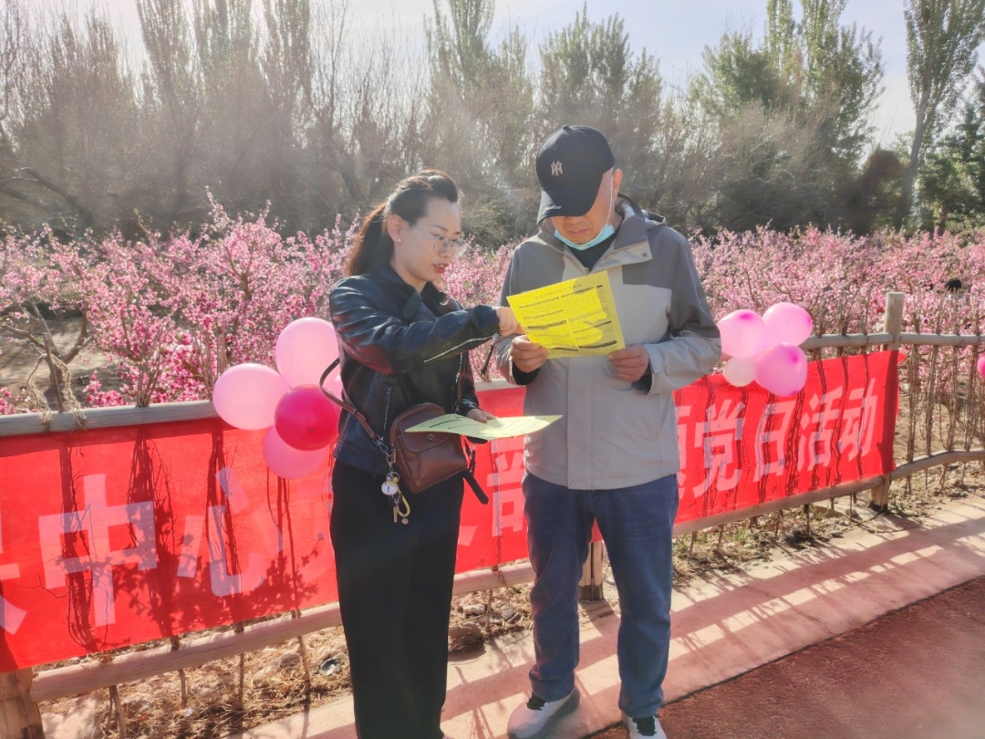 敦煌桃花节惊现社保蓝！田间地头竟成政策课堂，你见过这样的民生服务吗？  第2张
