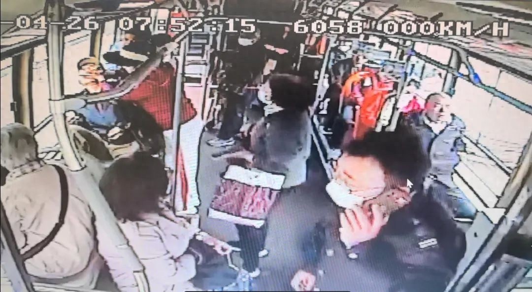 公交车上老人突发昏迷，车长4分钟紧急施救！这一幕让人感动  第1张