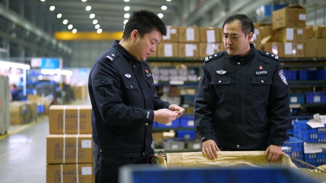 重庆警方重拳出击！11名嫌犯落网，假冒白酒产业链被彻底摧毁  第2张