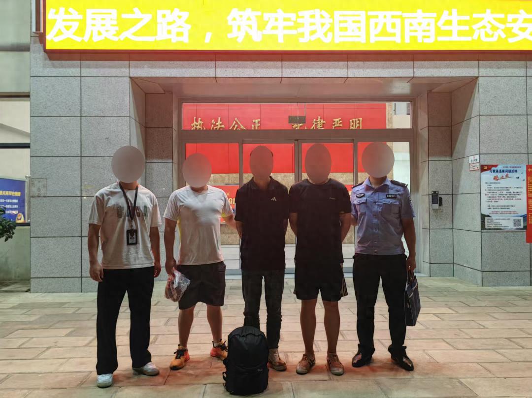 车内放贵重物品竟成‘幸运盲盒’？车主们可得小心了