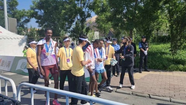 破晓集结！兰精灵志愿者守护兰州马拉松，你知道背后故事吗？  第3张