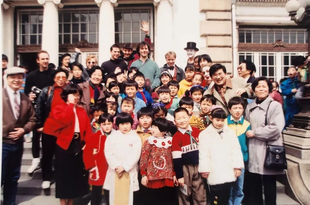 知名主持人曹可凡寻人！你有那张上世纪90年代魔术节旧照线索吗？  第2张