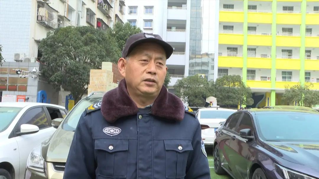 春节停车难？我县千平米操场变身临时停车场，免费停车等你来  第3张