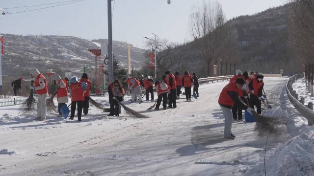 300名青年志愿者齐上阵，石楼县如何打赢新年除雪第一仗？  第6张