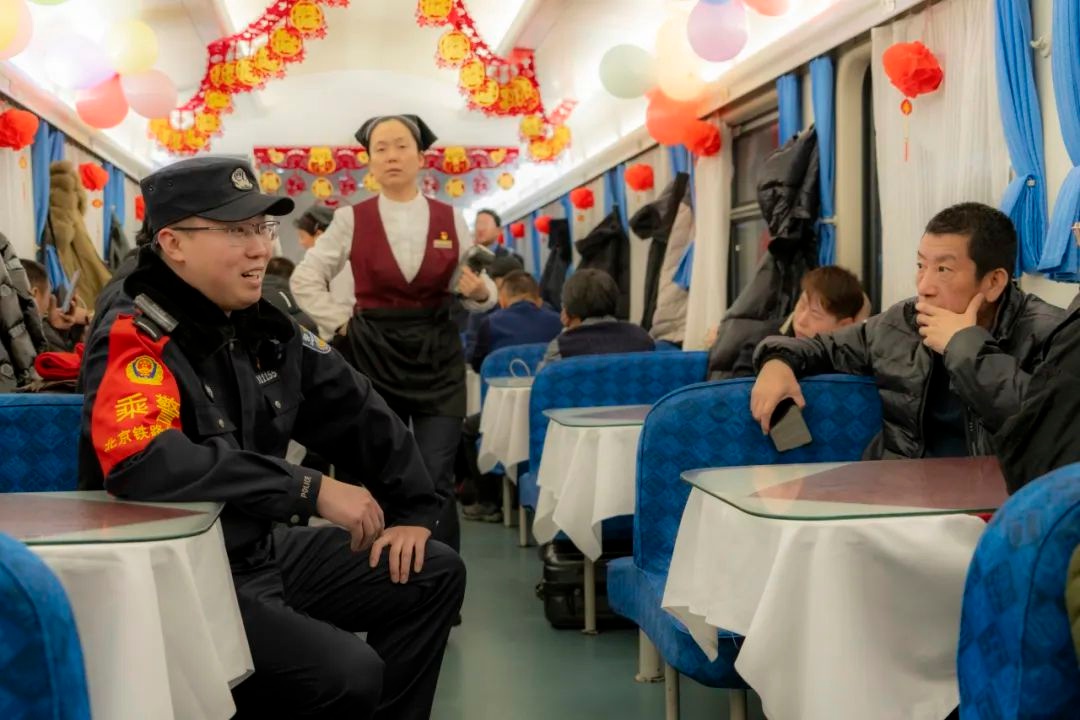 90后乘警的春运日记：他们如何守护千万旅客的归家路？  第4张