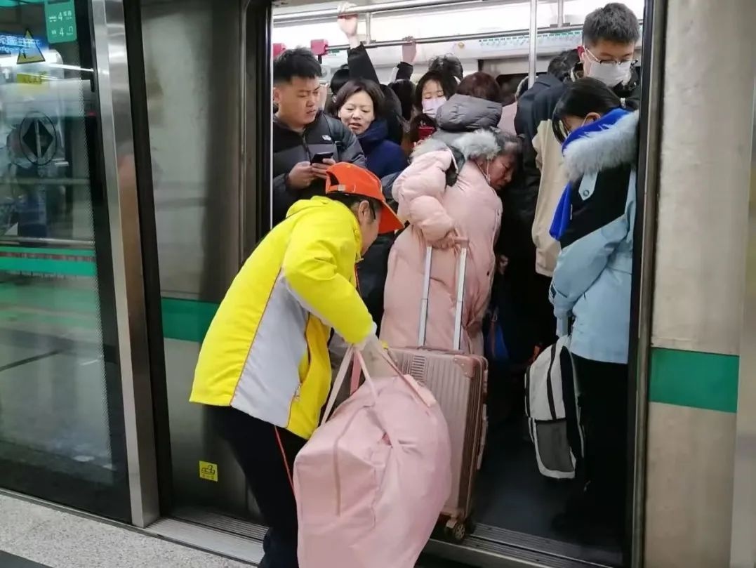 春节出行不再迷茫！柠檬黄志愿者如何让您的旅程更顺畅？  第2张