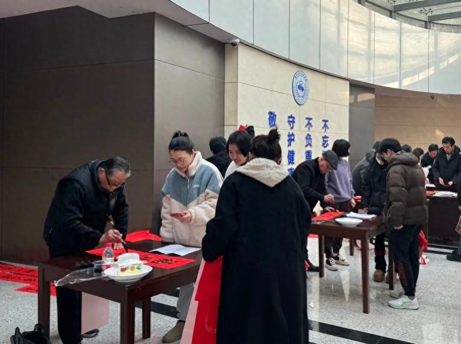 桐庐县卫健局迎春送福活动：书法家现场挥毫，干部职工共绘新年愿景  第1张
