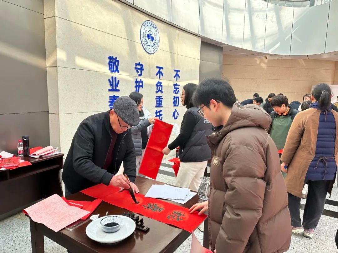 桐庐县卫健局迎春送福活动：书法家现场挥毫，干部职工共绘新年愿景  第3张