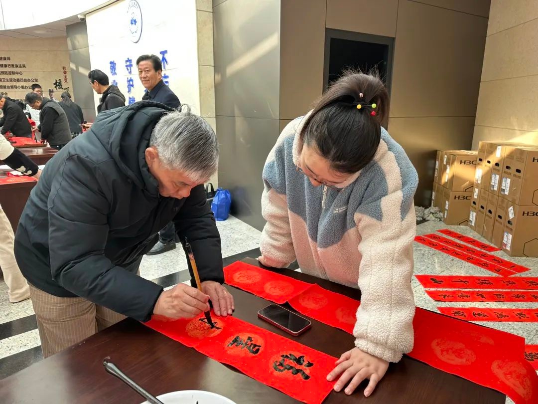 桐庐县卫健局迎春送福活动：书法家现场挥毫，干部职工共绘新年愿景  第6张