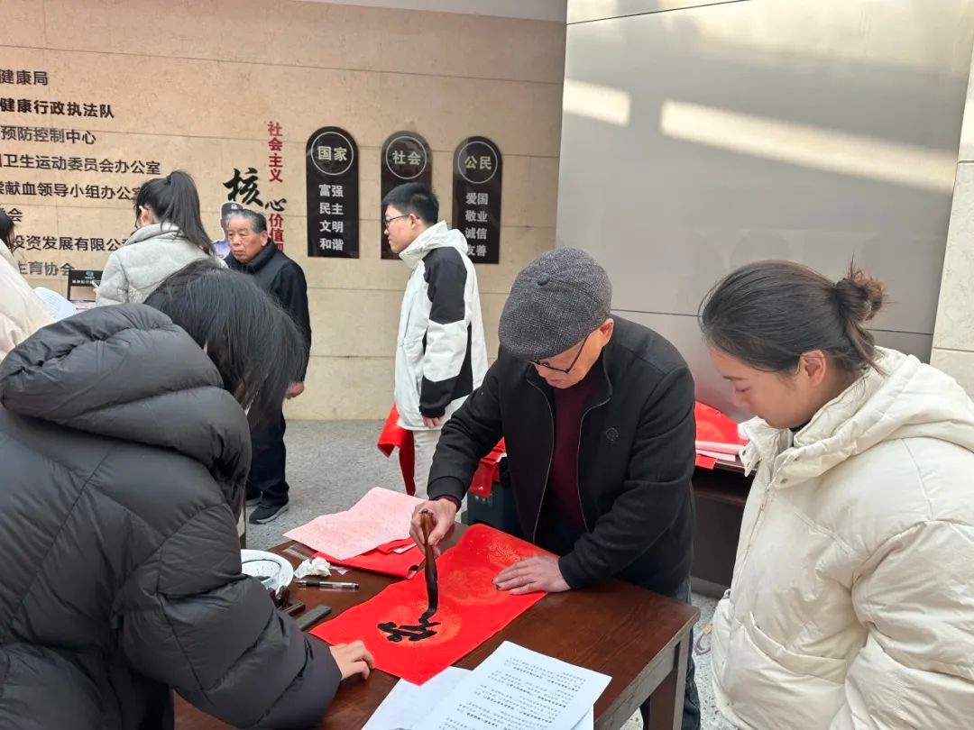 桐庐县卫健局迎春送福活动：书法家现场挥毫，干部职工共绘新年愿景  第7张