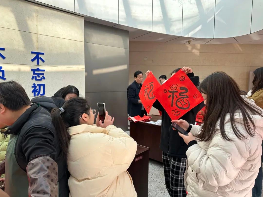 桐庐县卫健局迎春送福活动：书法家现场挥毫，干部职工共绘新年愿景  第8张