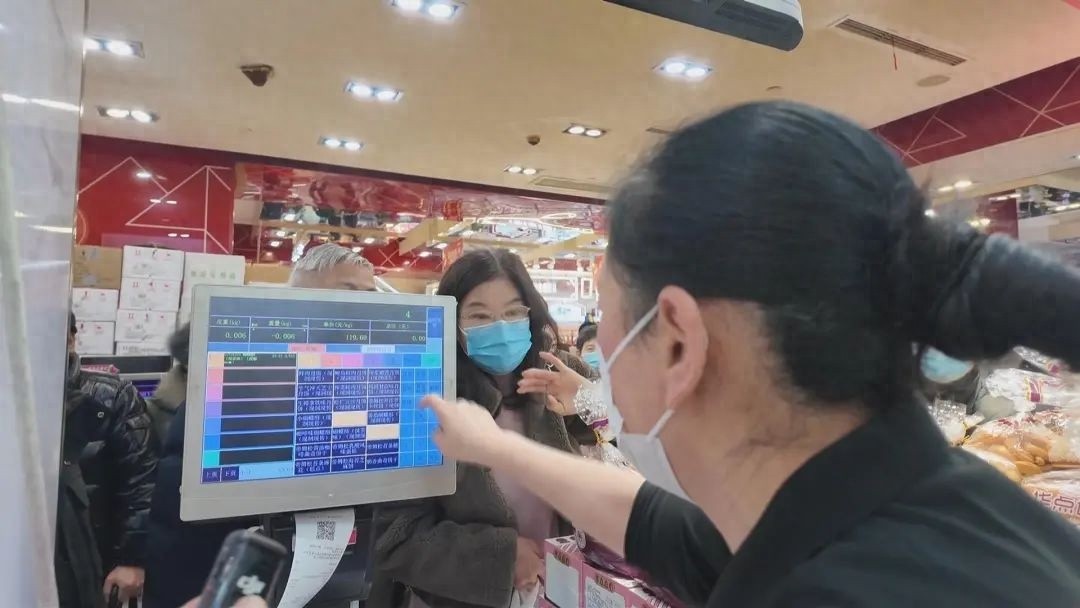 南京东路步行街年货大采购！蝴蝶酥柜台前为何排起长龙？