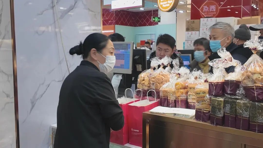 南京东路步行街年货大采购！蝴蝶酥柜台前为何排起长龙？  第2张