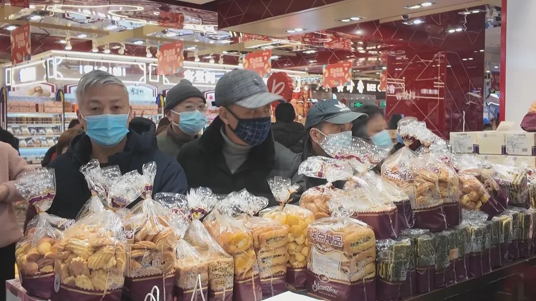 南京东路步行街年货大采购！蝴蝶酥柜台前为何排起长龙？  第3张