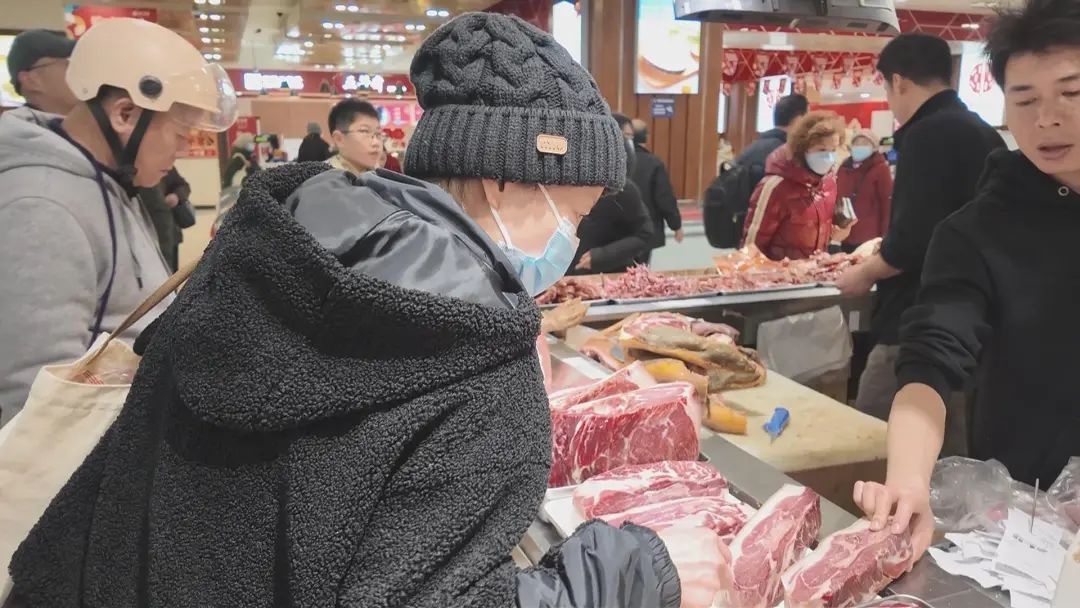南京东路步行街年货大采购！蝴蝶酥柜台前为何排起长龙？  第6张