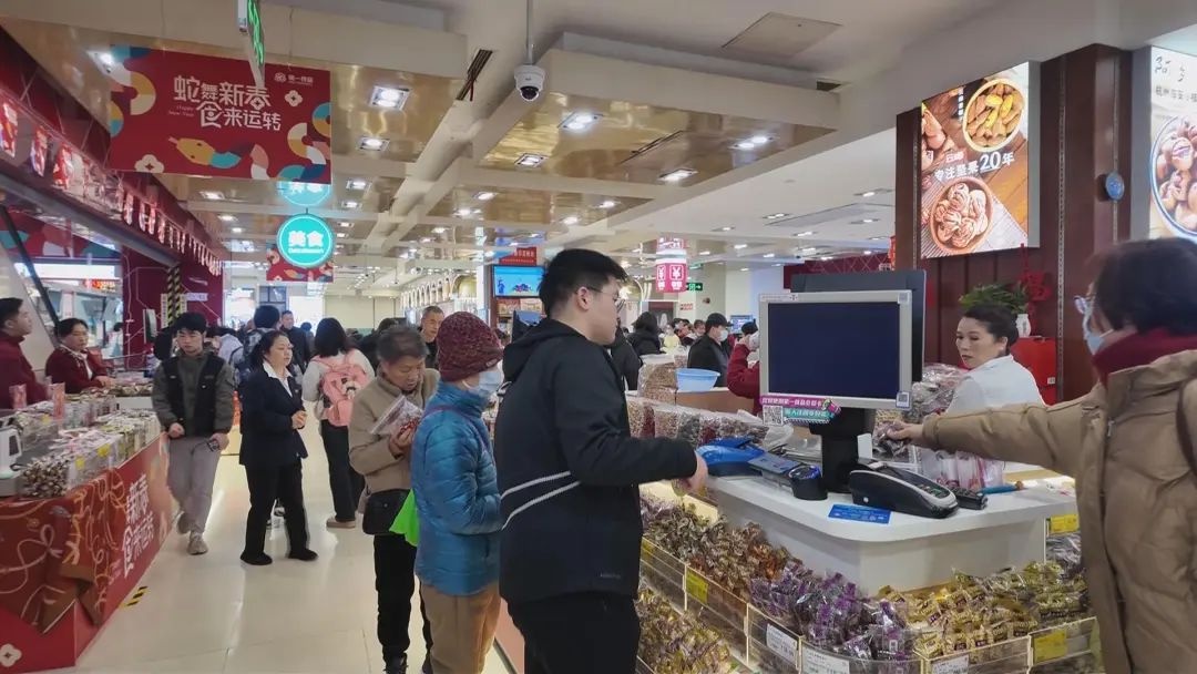 南京东路步行街年货大采购！蝴蝶酥柜台前为何排起长龙？  第8张