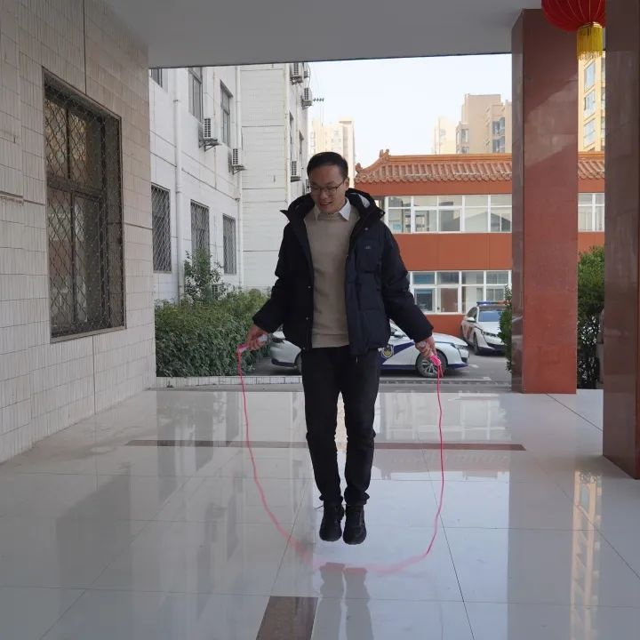 萧县检察院新春趣味运动会：拔河、踢毽子、跳绳，干警们如何玩出新花样？  第6张