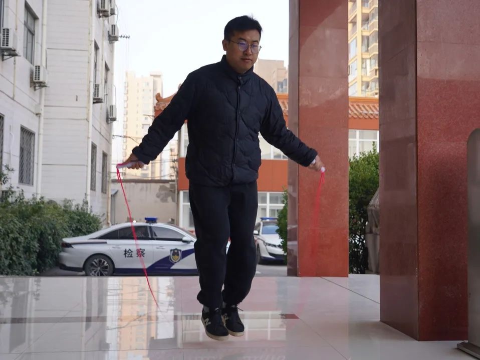 萧县检察院新春趣味运动会：拔河、踢毽子、跳绳，干警们如何玩出新花样？  第8张
