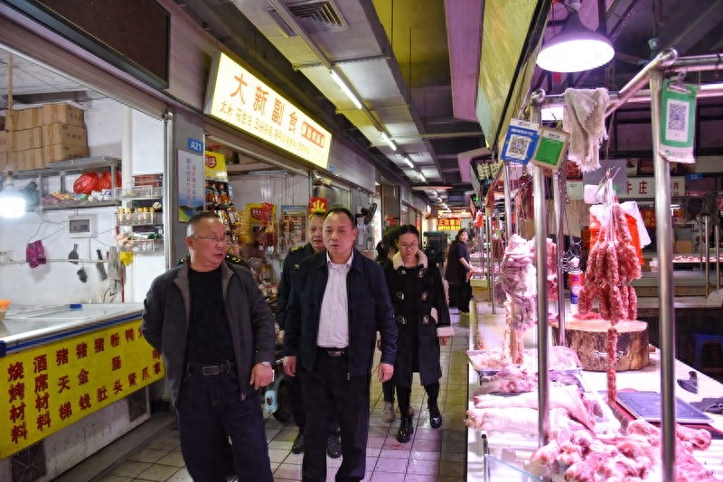 春节前罗定市副市长带队检查市场监管安全，百姓能安心过节了？  第1张