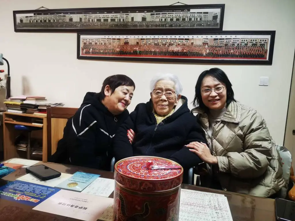 五九寒天仍温暖，爱心志愿者齐聚探望百岁海军英雄萨本茂  第1张