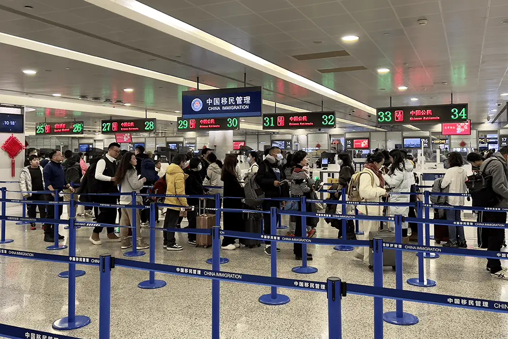 春节期间！上海浦东机场迎客流高峰，超140万人次出入境背后缘由几何？  第1张