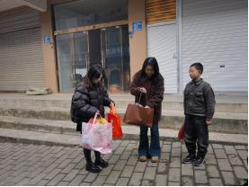 寒冬里，这些孩子的笑容为何如此温暖？爱心妈妈们的行动让人感动