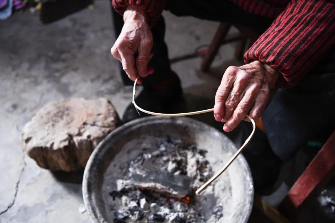 84岁老艺人40年坚守，龙灯制作技艺面临失传！谁来守护这份非遗文化？  第3张