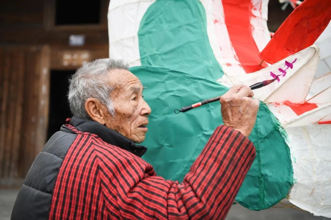 84岁老艺人40年坚守，龙灯制作技艺面临失传！谁来守护这份非遗文化？  第6张