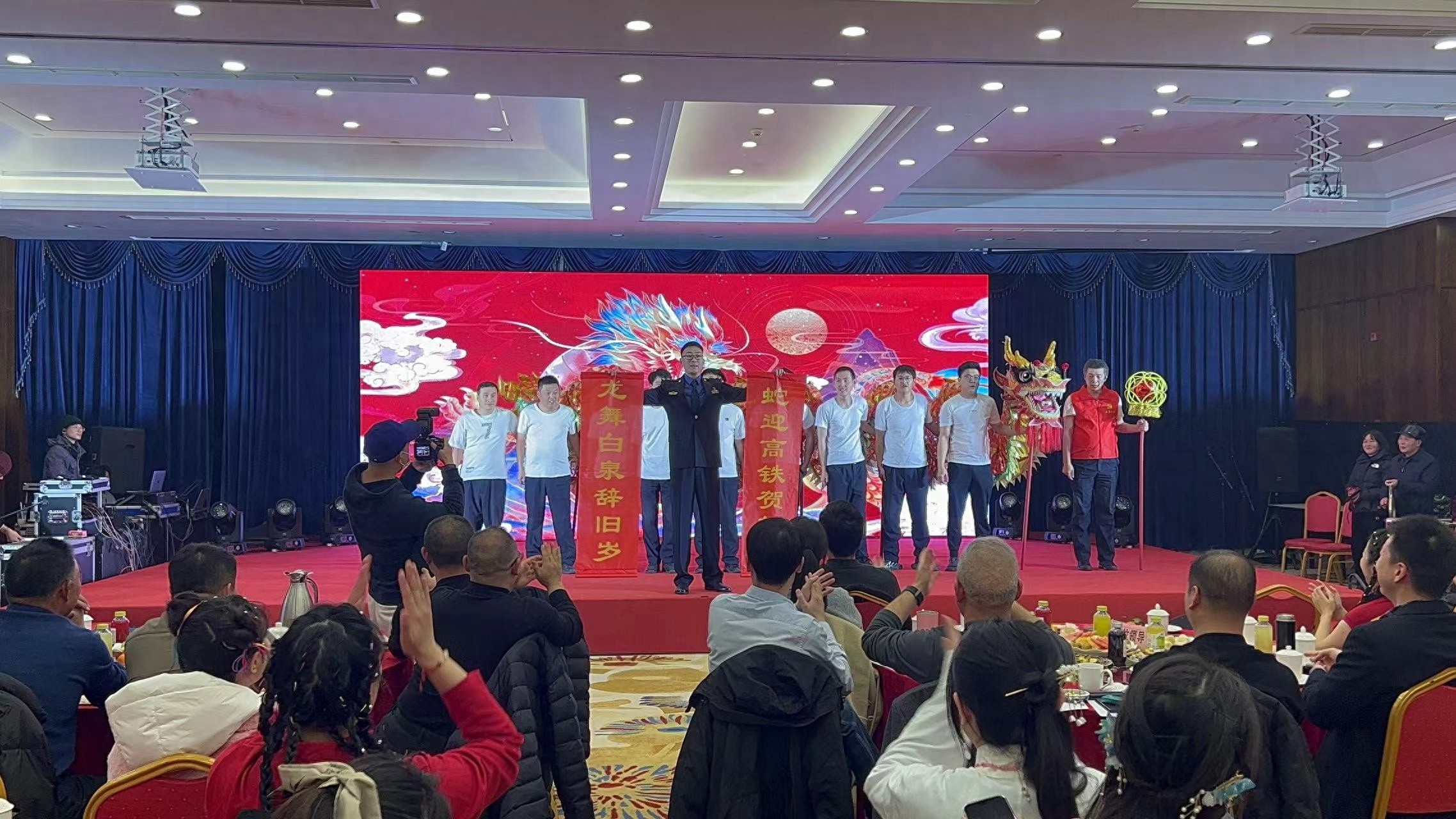 白泉执法中队的舞龙表演为何让市民如此沸腾？揭秘背后的辛勤付出