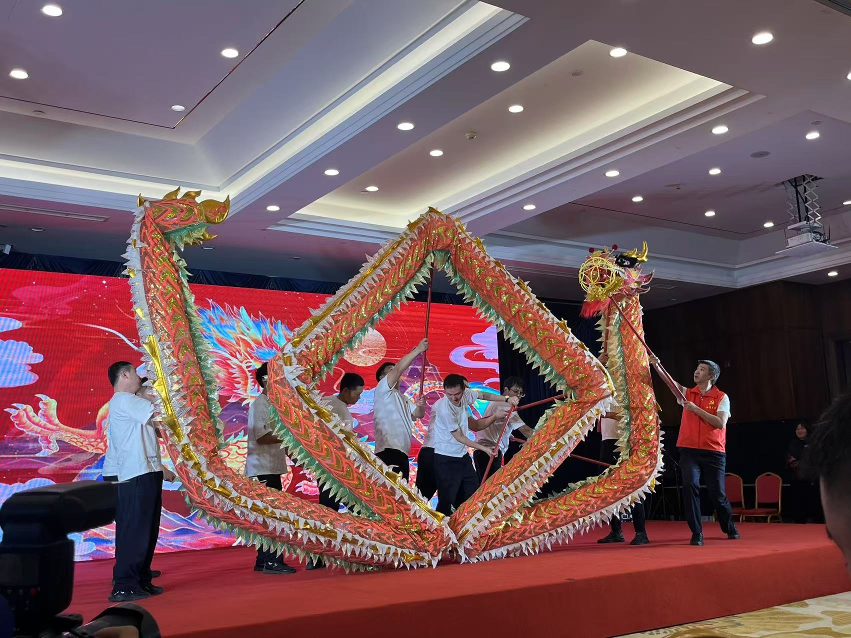 白泉执法中队的舞龙表演为何让市民如此沸腾？揭秘背后的辛勤付出  第2张