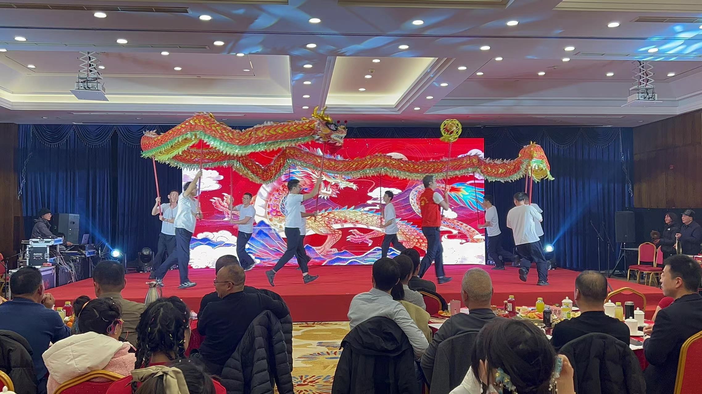 白泉执法中队的舞龙表演为何让市民如此沸腾？揭秘背后的辛勤付出  第3张