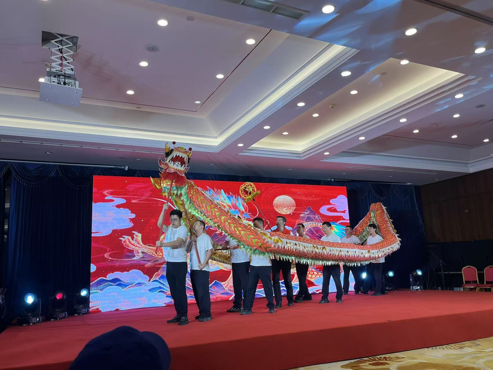 白泉执法中队的舞龙表演为何让市民如此沸腾？揭秘背后的辛勤付出  第4张