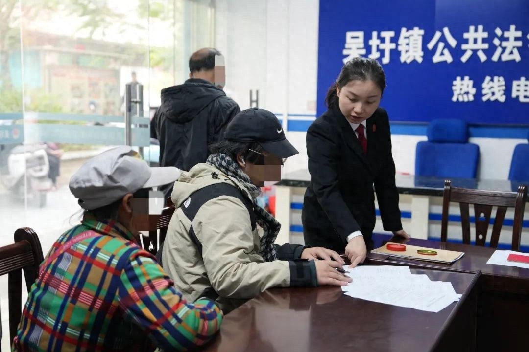 春节前夕，为何这对父子在欢乐的球场上如此安静？背后竟藏着这样的故事