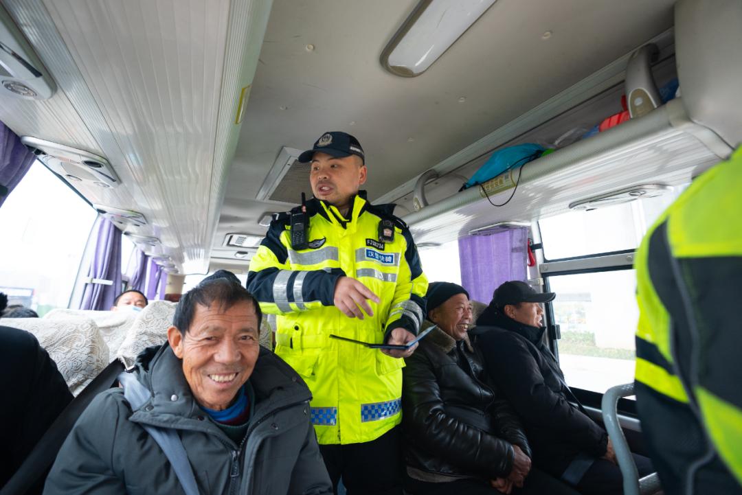 新春出游怕不安全？东西湖警方日均45人次警力筑牢安全防线  第4张