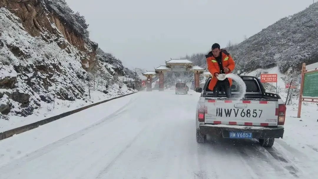 凉山州公路养护系统如何做到‘三个到位’?昼夜奋战保畅通保安全 第3张 凉山州公路养护系统如何做到‘三个到位’?昼夜奋战保畅通保安全 第3张