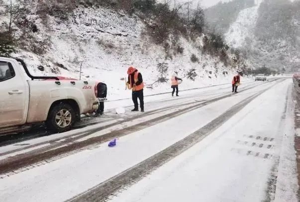 凉山州公路养护系统如何做到‘三个到位’?昼夜奋战保畅通保安全 第4张 凉山州公路养护系统如何做到‘三个到位’?昼夜奋战保畅通保安全 第4张