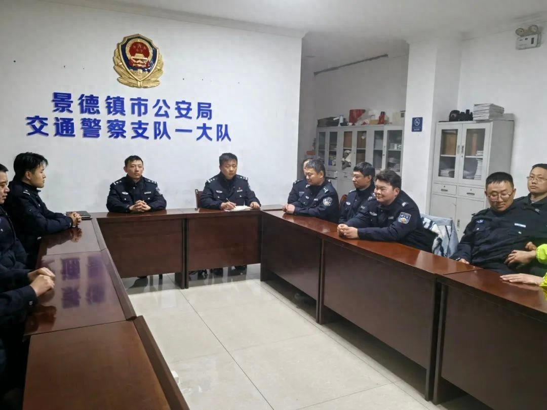 春节临近旅游景点人气火爆，交警连夜部署安保，能否打造畅通出行环境？  第1张
