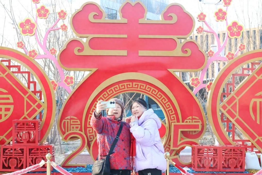 哇！本市七大火车站春节景观布置完工，5000余个装饰品添喜庆，你想去看看吗？  第1张
