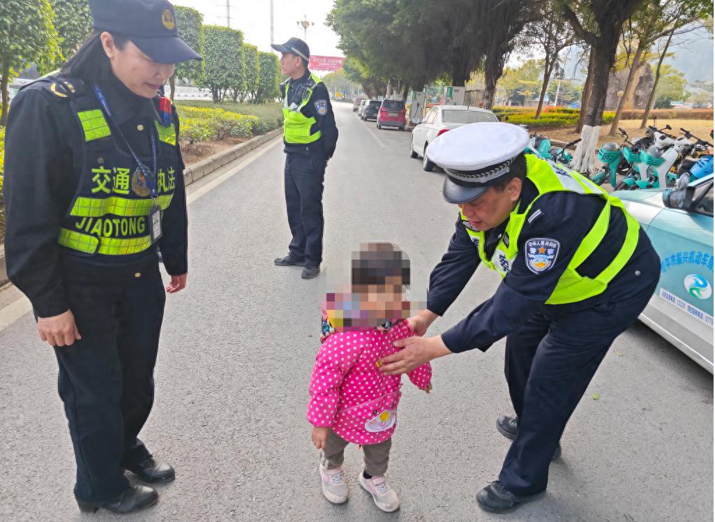 3岁女童走失街头，交警暖心救助，家人团聚的感人瞬间  第1张