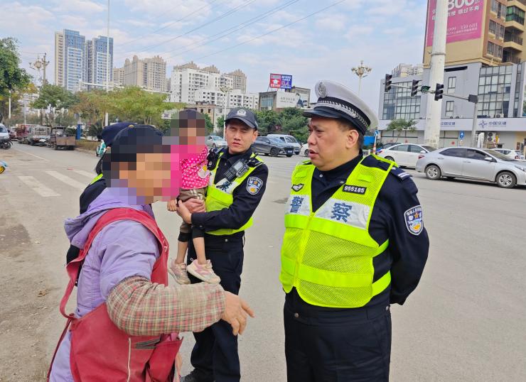 3岁女童走失街头，交警暖心救助，家人团聚的感人瞬间  第2张