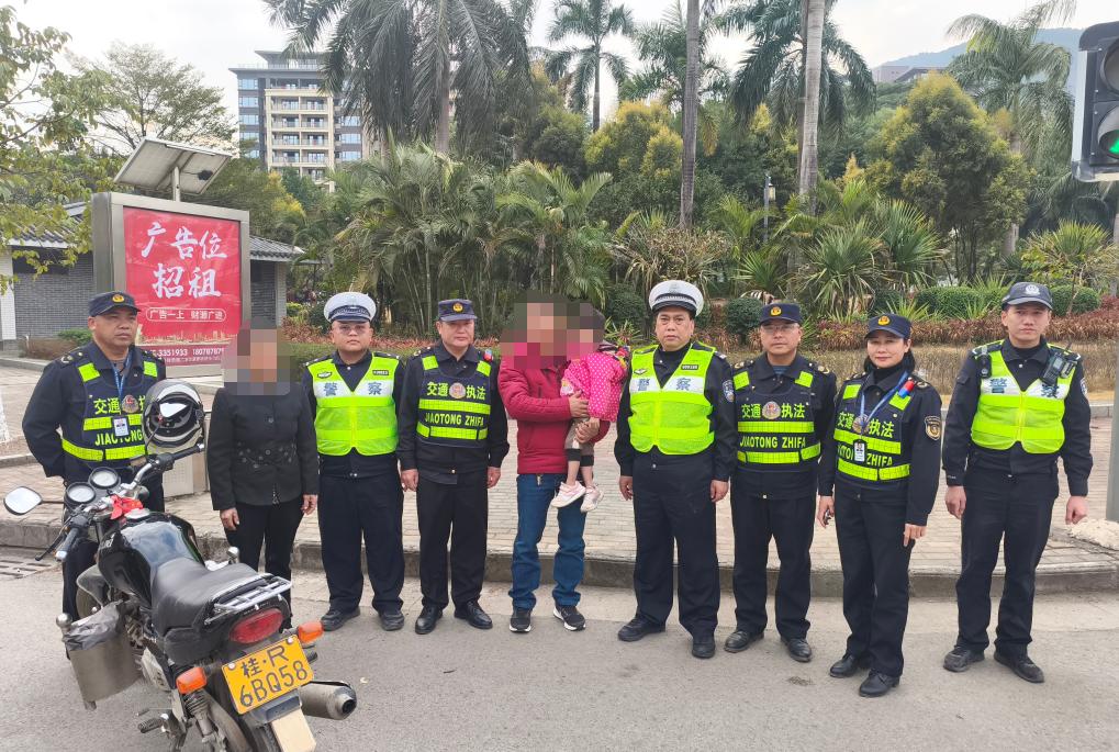 3岁女童走失街头，交警暖心救助，家人团聚的感人瞬间  第4张