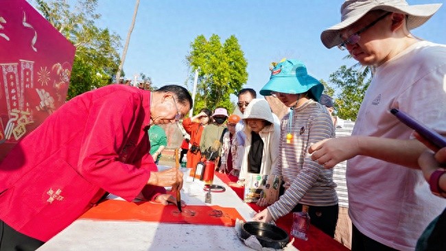 书法家挥毫泼墨，春联传递新年祝福！你收到这份特别的礼物了吗？  第1张
